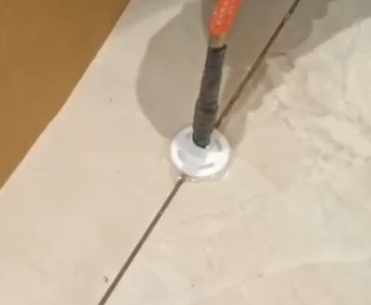 河津瓷砖空鼓维修公司专业解答瓷砖在铺贴过程中，如果没有涂抹均匀到位的粘结材料（如水泥砂浆或瓷砖胶），可能会导致以下问题