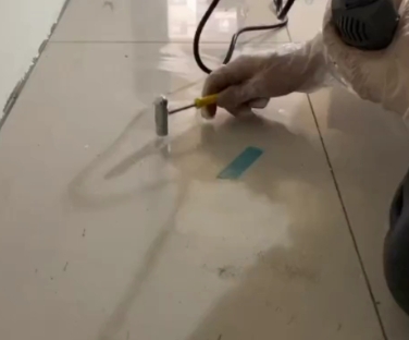 河津瓷砖开裂维修公司专业分享瓷砖在铺贴前如果没有沥干水分，将会导致以下问题