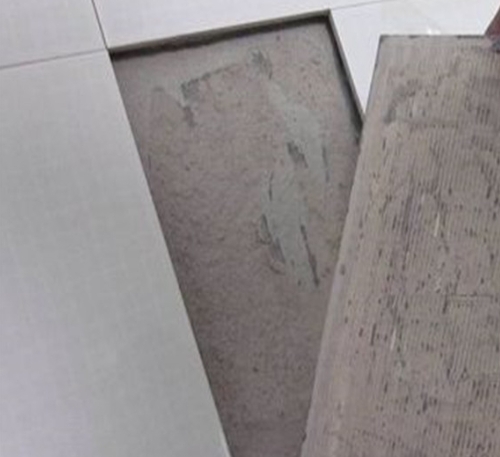 河津瓷砖空鼓维修公司分享瓷砖铺贴时如果打浆（即涂抹在瓷砖背面和基层上的砂浆或瓷砖胶）过少，会带来以下问题